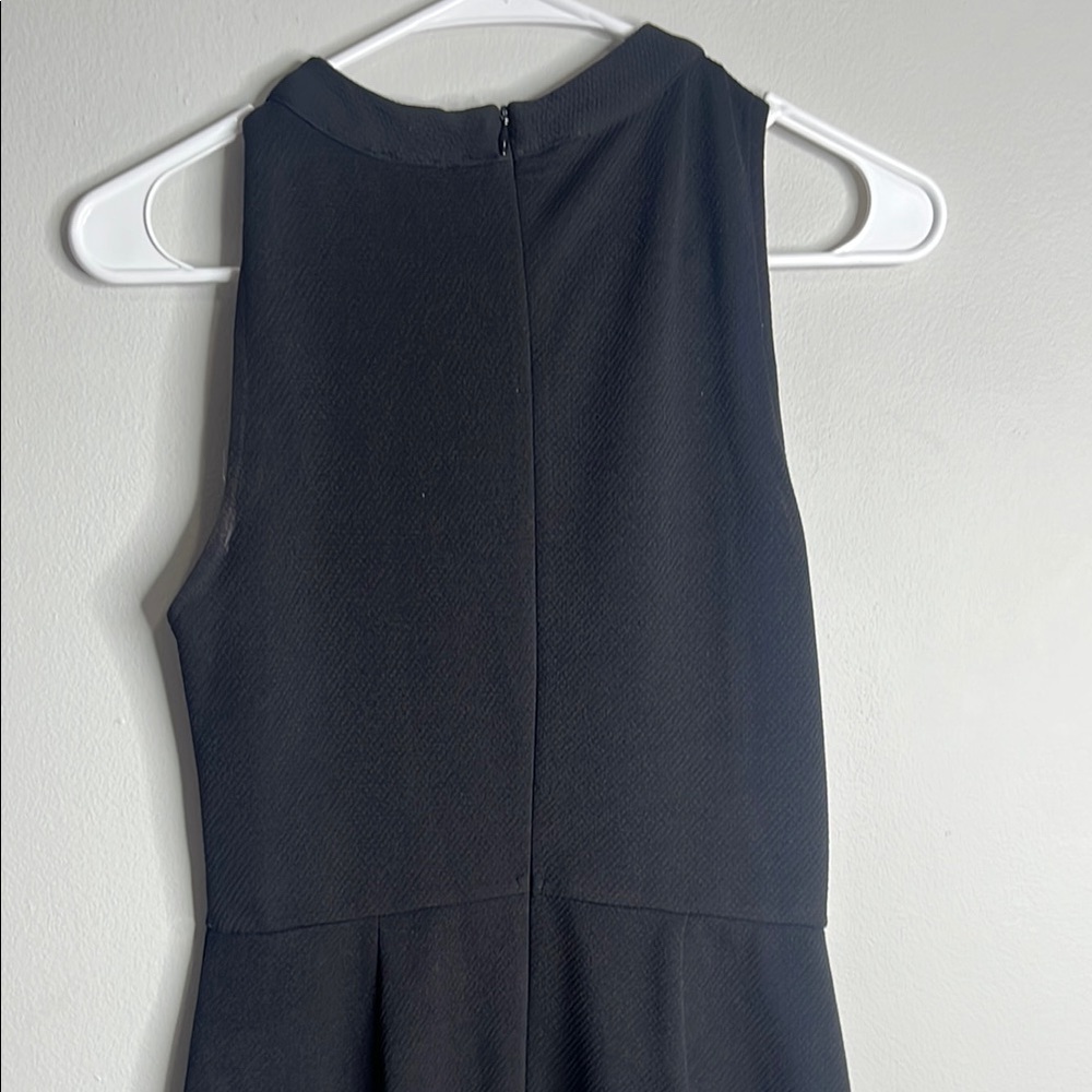 Elegant Black Sleeveless Dress - Picture 6 of 8